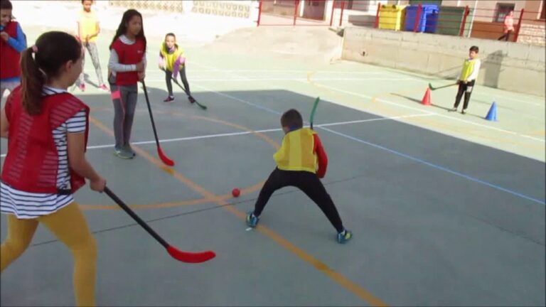 Descubre c&oacute;mo se juega al floorball, el deporte que arrasa en las pistas