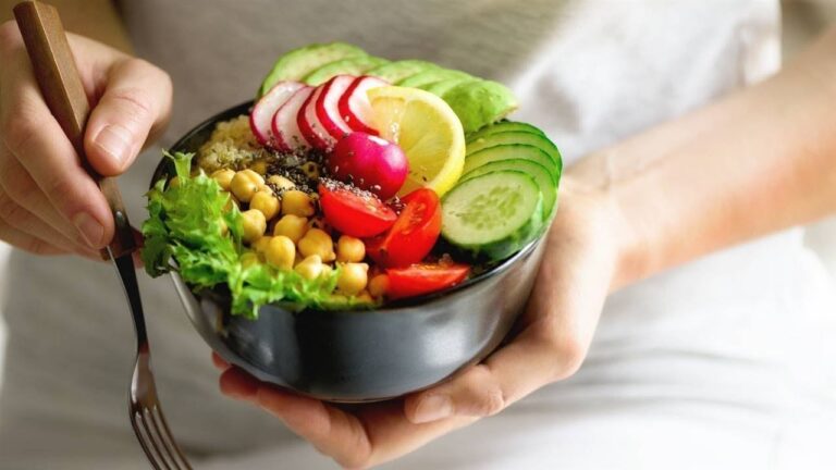 Ensalada nocturna: el secreto para adelgazar de forma saludable